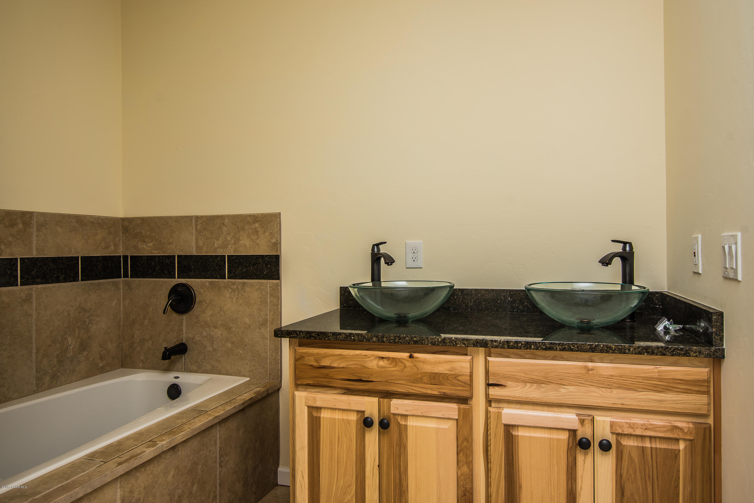 14350 East Blue Ridge Road Dewey-Humboldt, AZ 86327 - Photo 10 of 25 Master Bath (2)