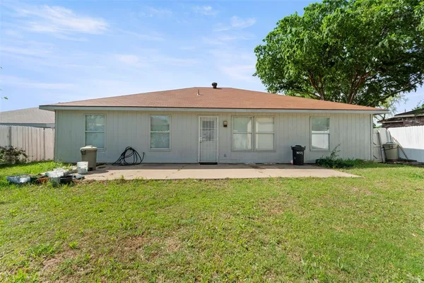 a view of a back yard of the house
