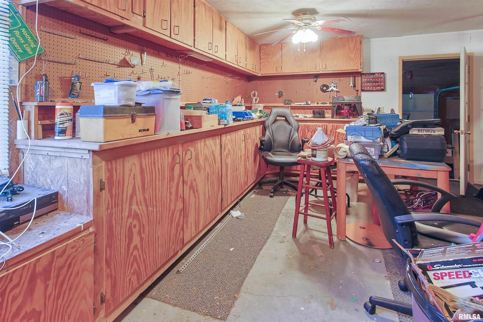 11939 Cochran Road Marion, IL 62959 - Photo 27 of 38 a view of a kitchen with appliances and cabinets