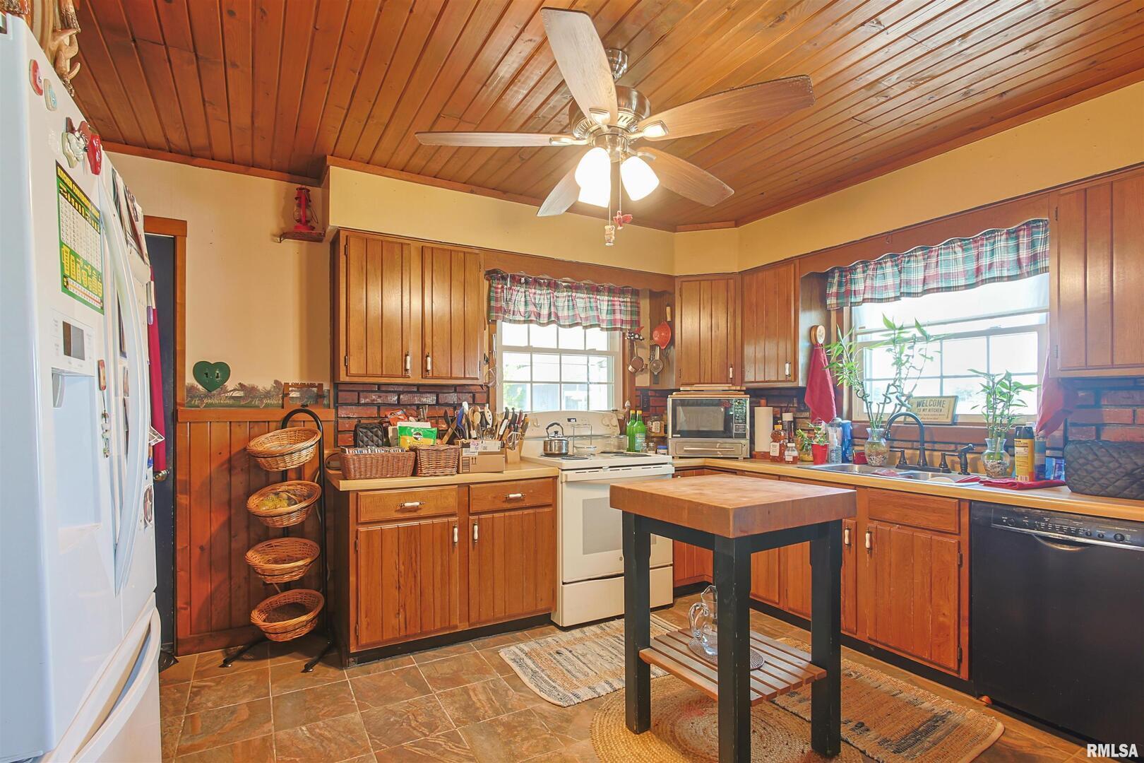 11939 Cochran Road Marion, IL 62959 - Photo 3 of 38 a kitchen with lots of counter top space