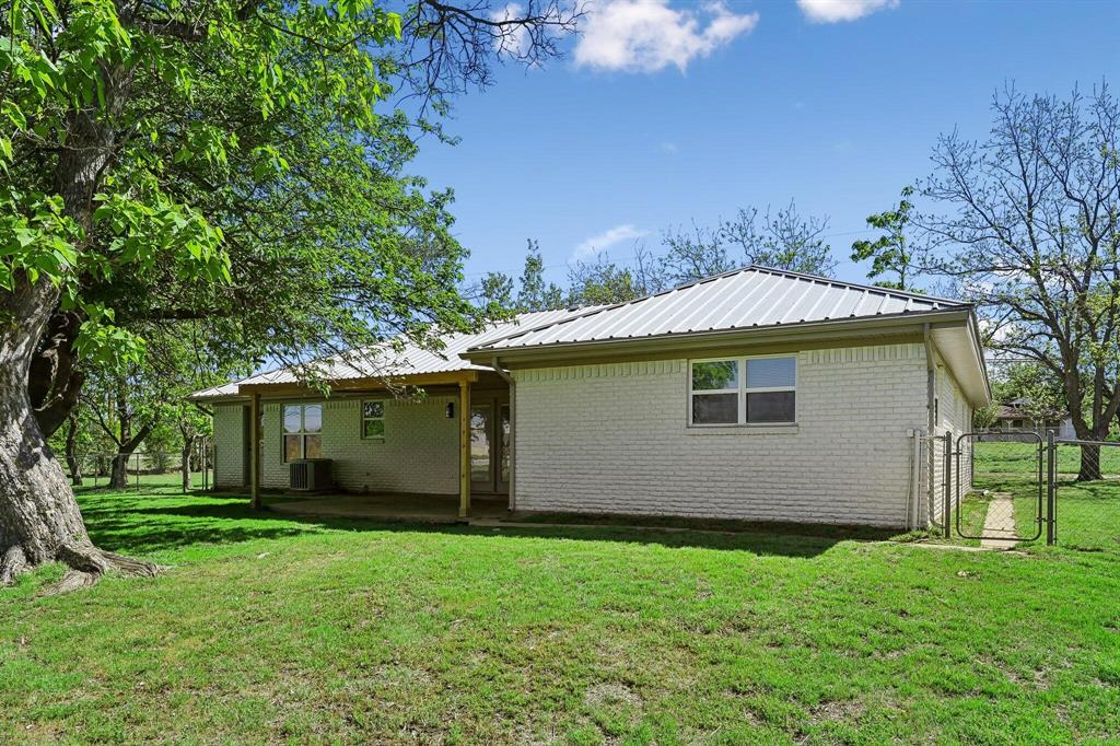 913 North Main Street Springtown, TX 76082 - Photo 23 of 25 a backyard of a house with lots of green space
