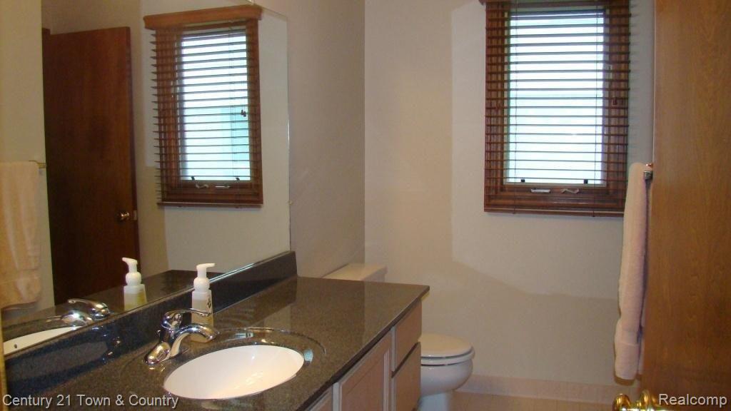1920 South Shore Drive Rochester, MI 48307 - Photo 9 of 16 Bath