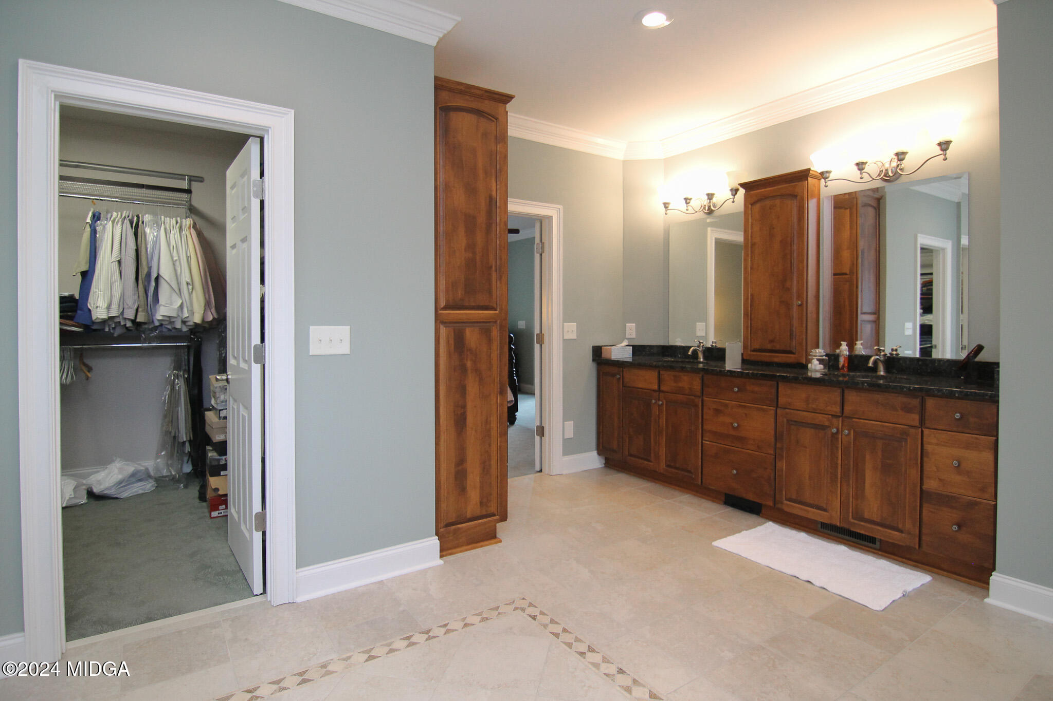 226 Walton Chase Perry, GA 31069 - Photo 23 of 46 a view of a bathroom with a tub and mirror