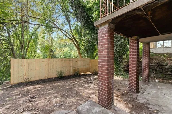 a view of a backyard