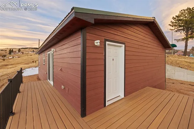 a picture of a city street