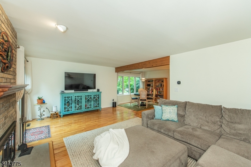 122 Macleish Court Mahwah, NJ 07430 - Photo 4 of 28