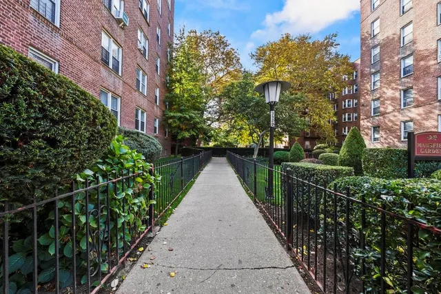 a view of a pathway with house on both side