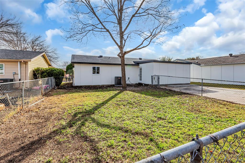 913 Roaming Rd Drive Allen, TX 75002 - Photo 20 of 21 a view of a backyard with a large tree