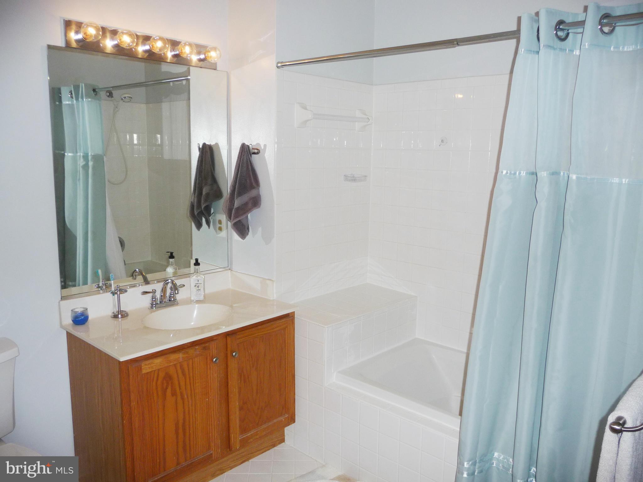 408 Ridgepoint Place, Unit 18 Gaithersburg, MD 20878 - Photo 14 of 30 Second Full Bathroom