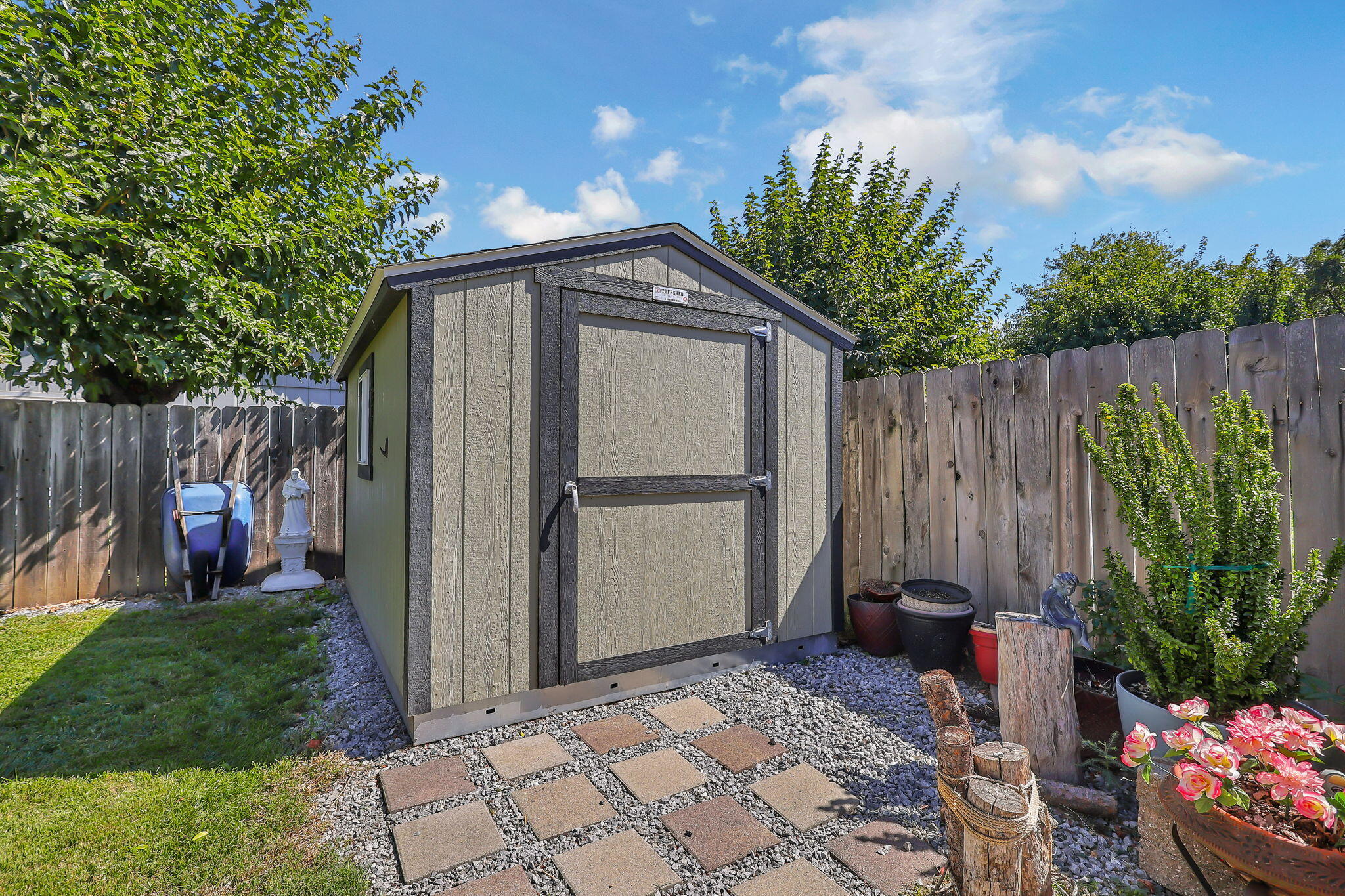 7022 Marvin Trail Redding, CA 96001 - Photo 27 of 27 a backyard of a house