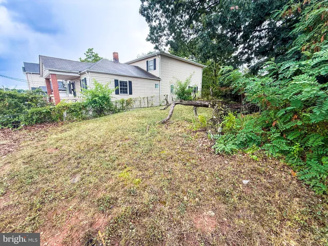 a view of a pathway with a yard