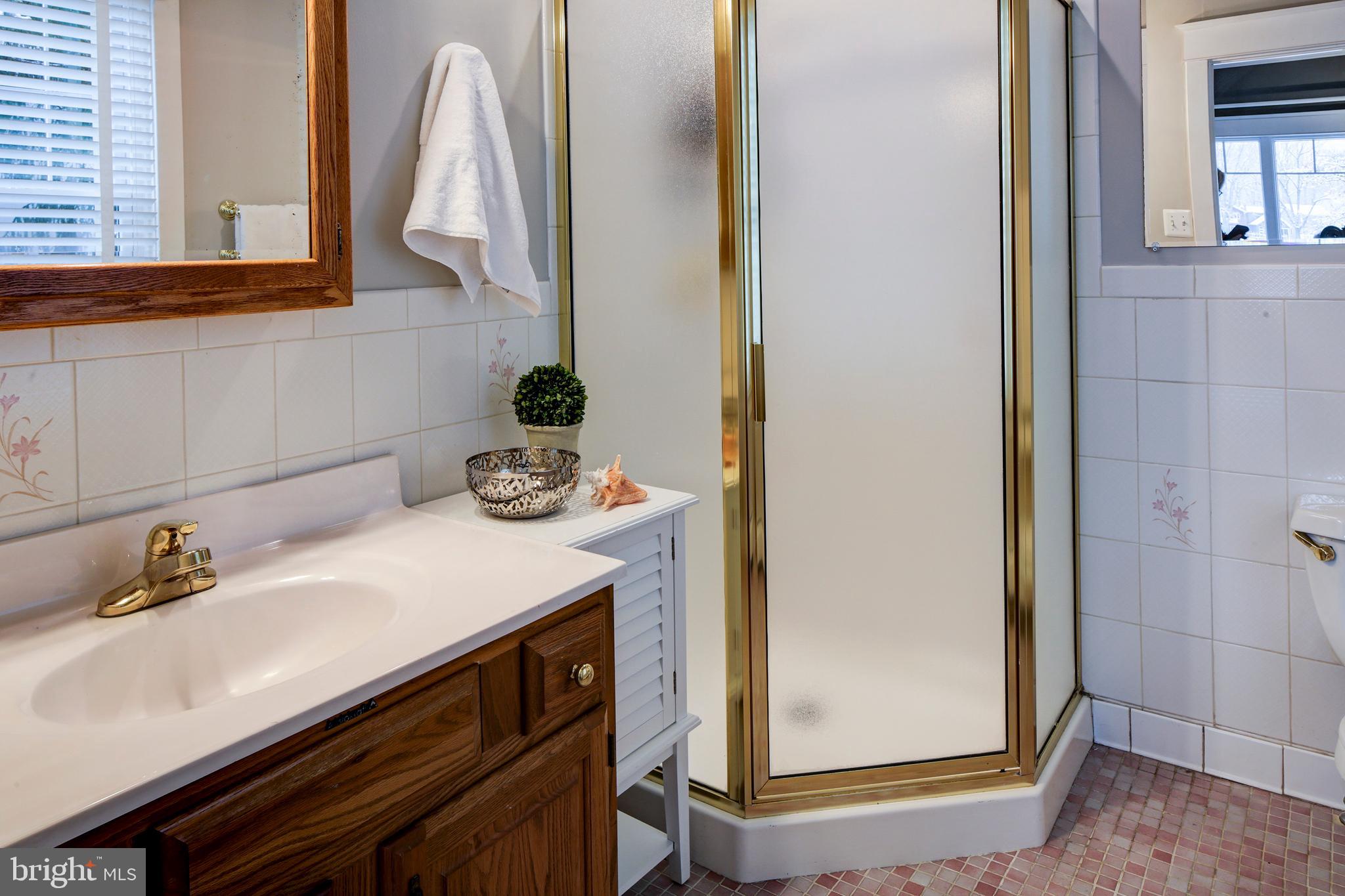 181 Inverness Road Severna Park, MD 21146 - Photo 29 of 61 Ensuite bath for 1st floor bedr