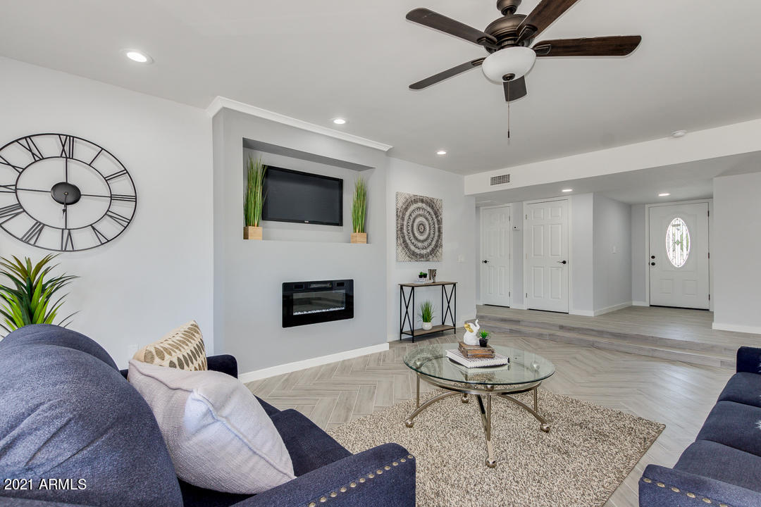 602 East Calavar Road Phoenix, AZ 85022 - Photo 6 of 48 Living Area