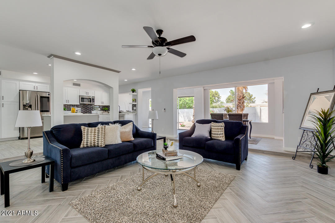602 East Calavar Road Phoenix, AZ 85022 - Photo 8 of 48 Living Area