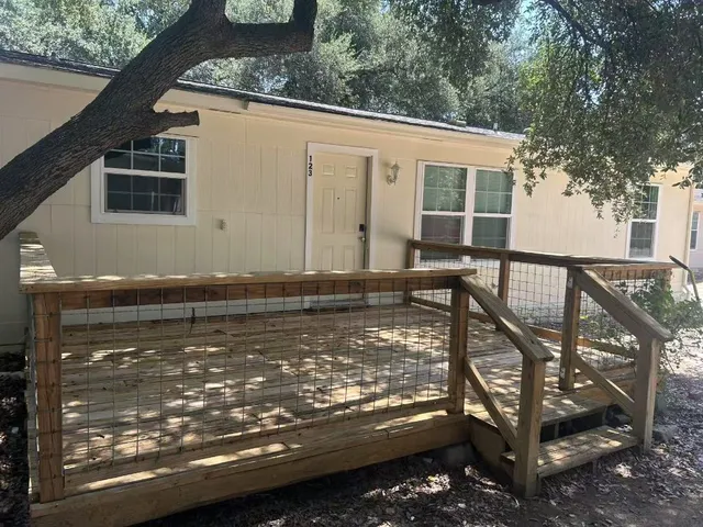 a view of a house with backyard