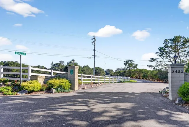 a view of entryway and kitchen