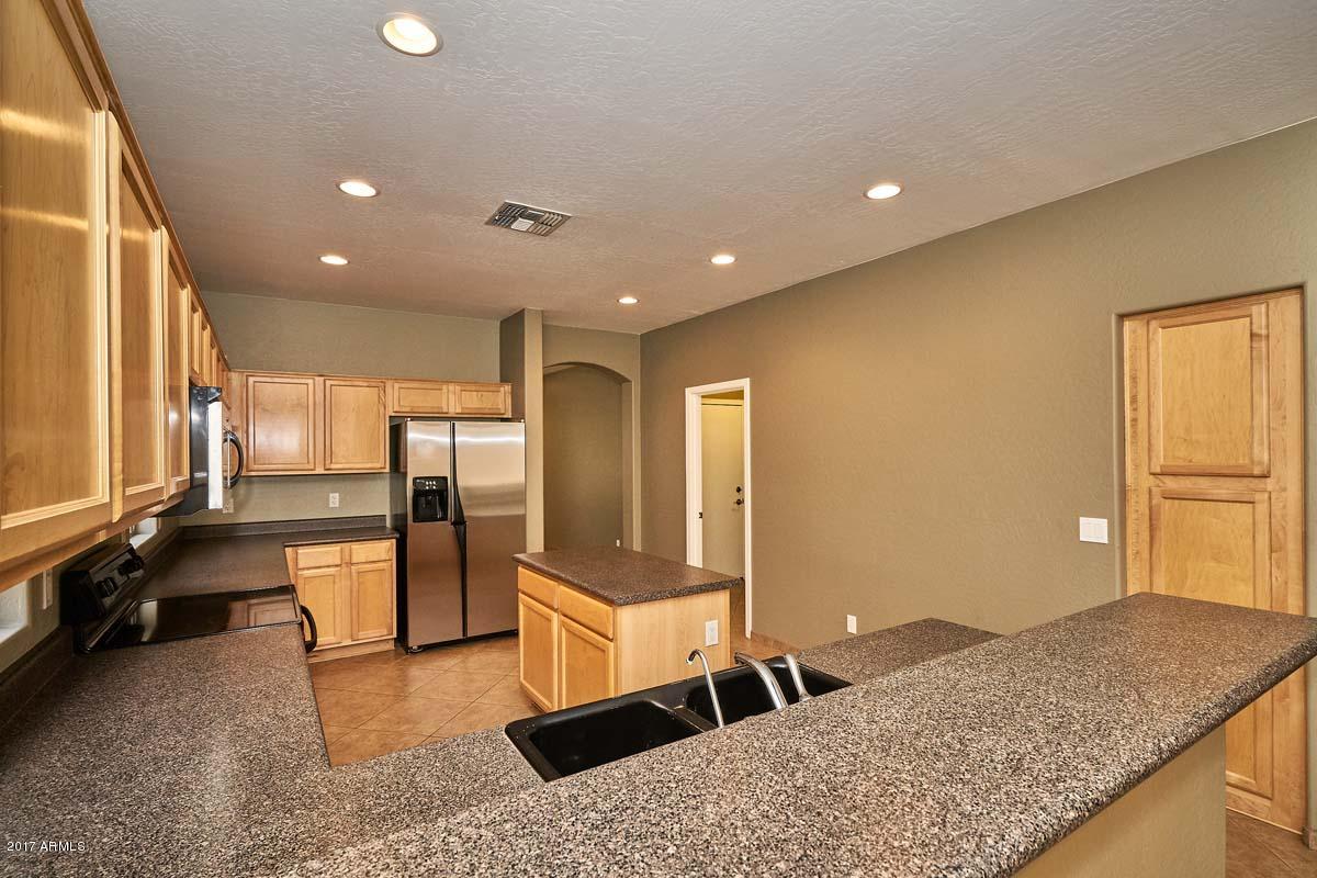 3276 East Attleboro Road Gilbert, AZ 85295 - Photo 12 of 40 Kitchen2