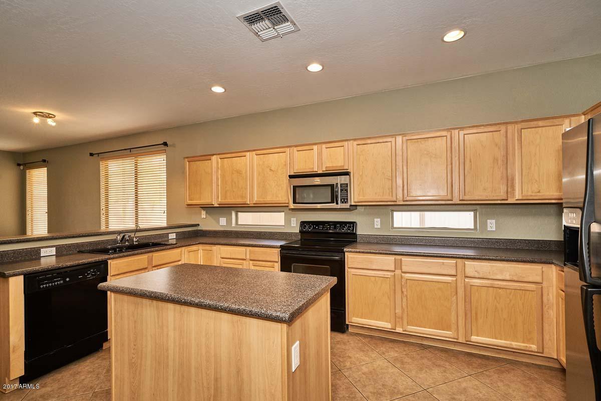 3276 East Attleboro Road Gilbert, AZ 85295 - Photo 13 of 40 Kitchen3