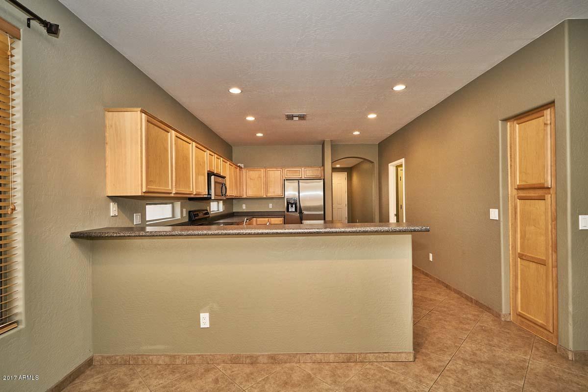 3276 East Attleboro Road Gilbert, AZ 85295 - Photo 14 of 40 Kitchen-Breakfast Bar