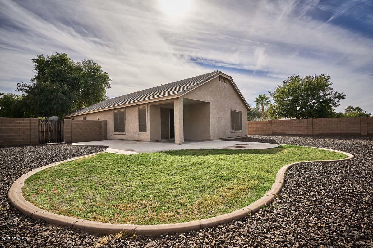 3276 East Attleboro Road Gilbert, AZ 85295 - Photo 5 of 40 Backyard-Grassy Area