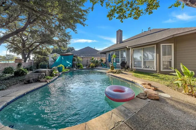 a view of a house with backyard and sitting area
