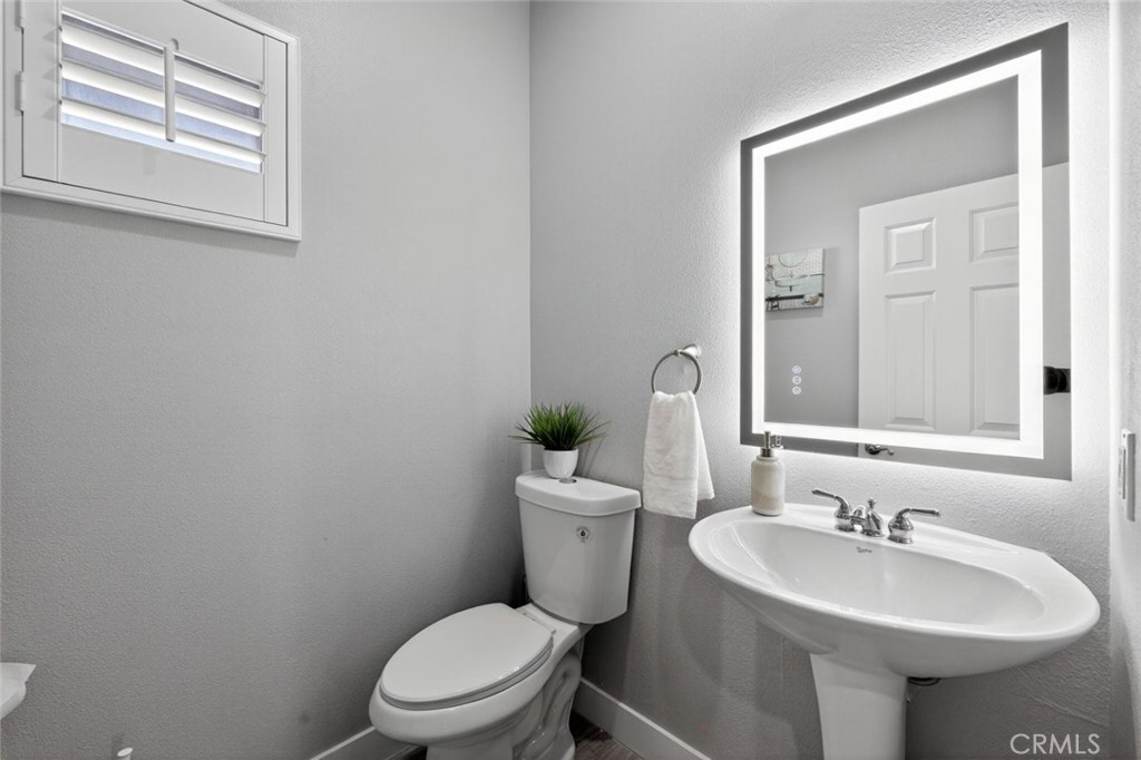 2120 West Nicola Road Palm Springs, CA 92262 - Photo 18 of 30 a bathroom with a sink toilet and a mirror