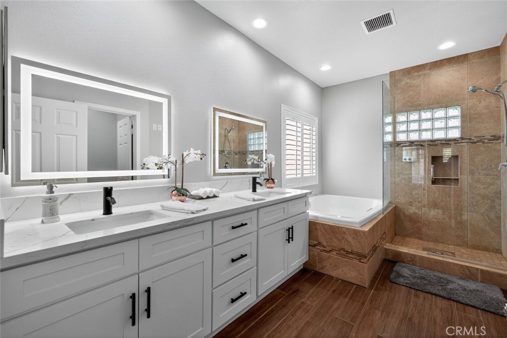 2120 West Nicola Road Palm Springs, CA 92262 - Photo 19 of 30 a spacious bathroom with double vanity a mirror a lamp and a bathtub