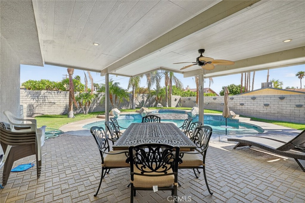 2120 West Nicola Road Palm Springs, CA 92262 - Photo 29 of 30 a view of a patio with table and chairs
