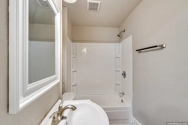 $309,900 | 1225 South Chestnut Avenue, Green Bay, WI 54304