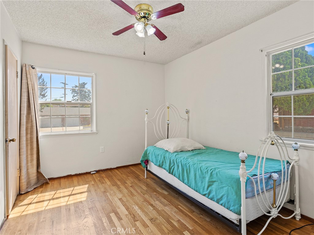 2724 Scott Road Burbank, CA 91504 - Photo 19 of 43 a bedroom with a bed and a window