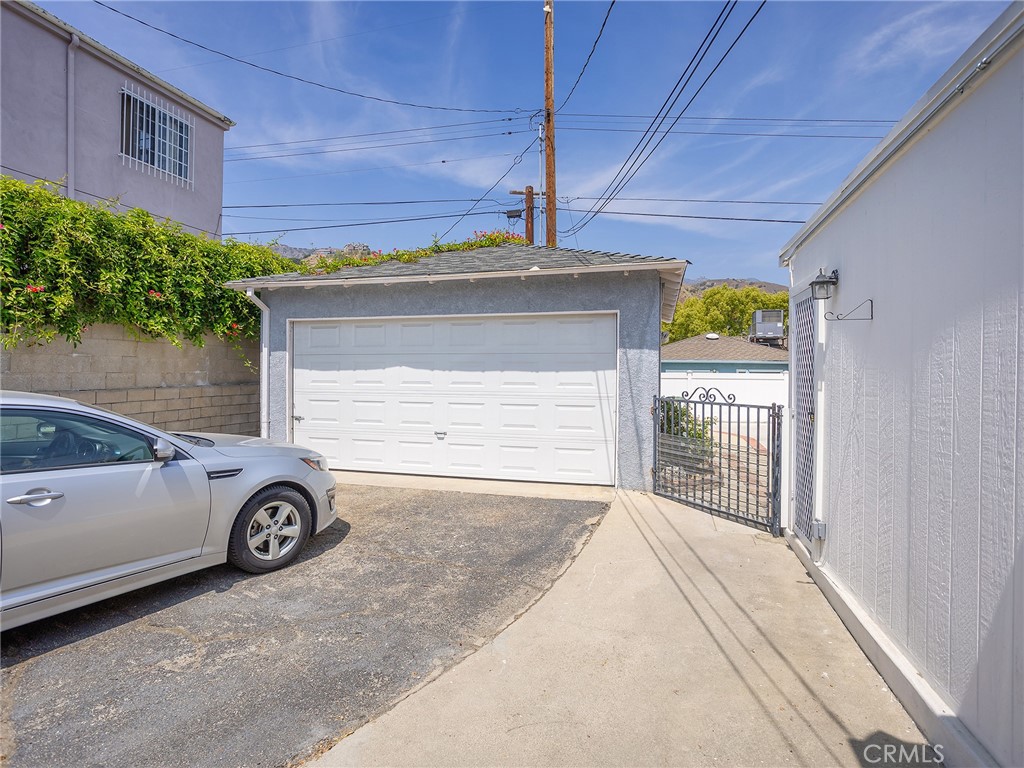 2724 Scott Road Burbank, CA 91504 - Photo 26 of 43 a view of parking garage
