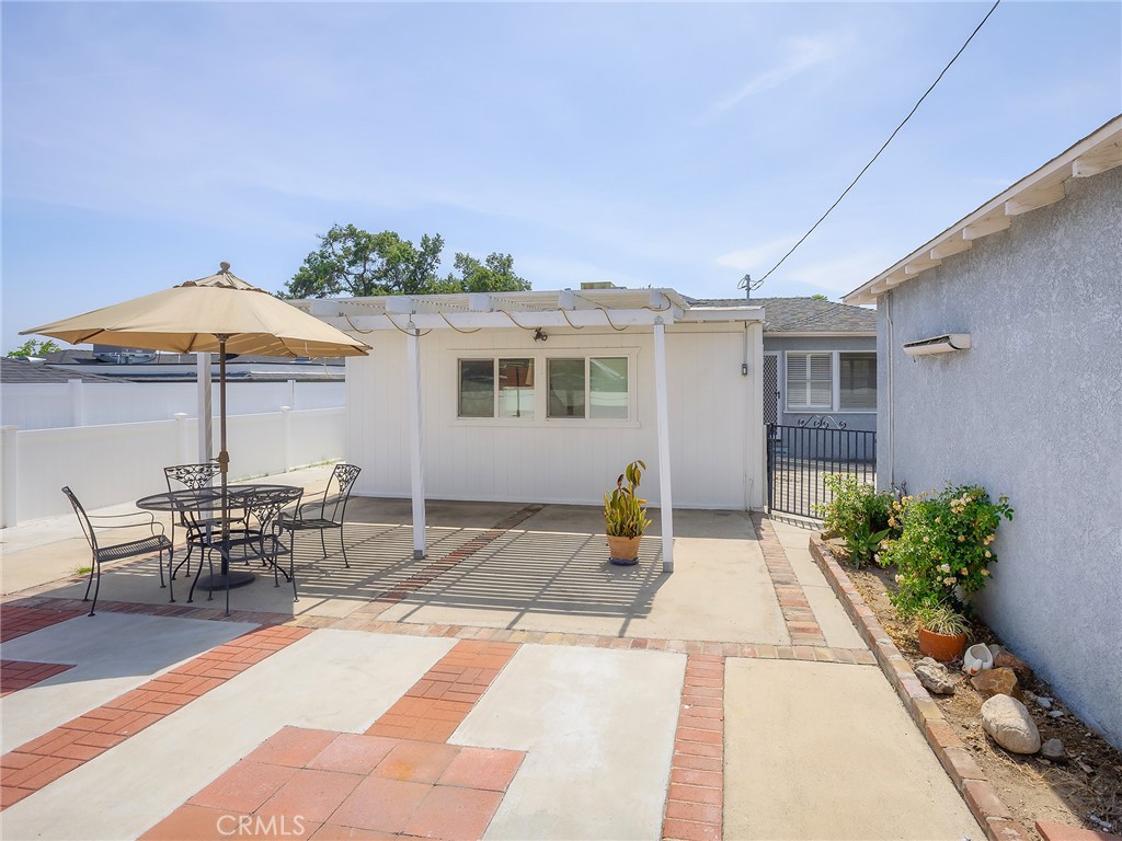 2724 Scott Road Burbank, CA 91504 - Photo 29 of 43 a view of a house with backyard sitting area and garden