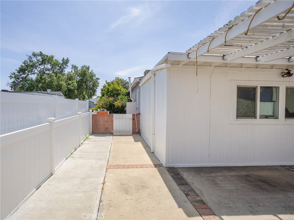 2724 Scott Road Burbank, CA 91504 - Photo 34 of 43 a view of a back yard of the house