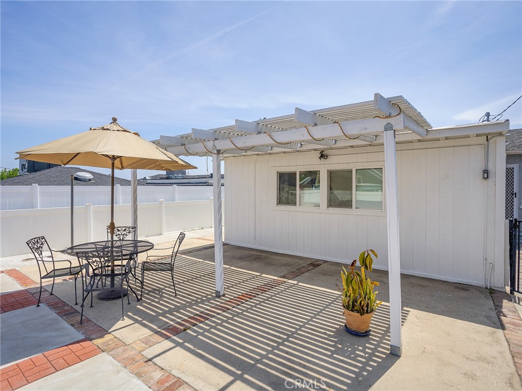 2724 Scott Road Burbank, CA 91504 - Photo 35 of 43 a view of a house with sitting area
