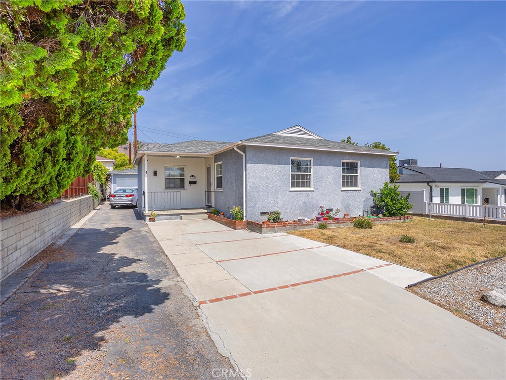 2724 Scott Road Burbank, CA 91504 - Photo 4 of 43 a front view of a house with a yard