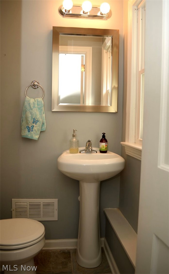 3660 Grosvenor Road Cleveland, OH 44118 - Photo 15 of 32 Half bath on first floor.