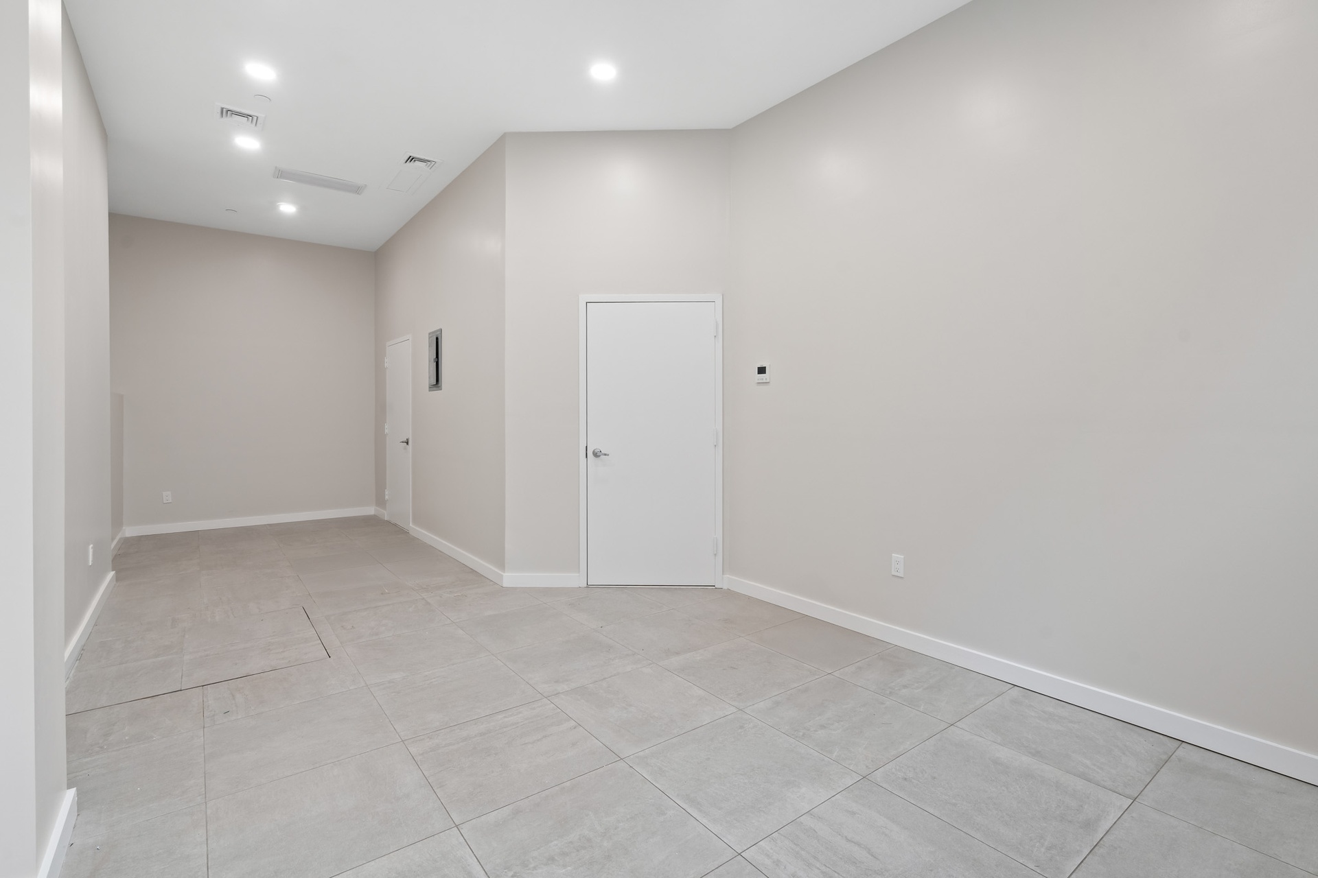 14-41 Broadway, Unit 6C Queens, NY 11106 - Photo 11 of 13 a view of an empty room