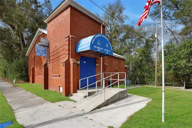 a view of a house with backyard