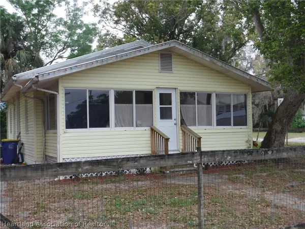 $1,250 | 100 Gwen Hill Street, Avon Park, FL 33825