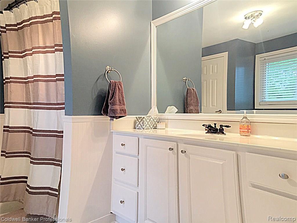 9991 Marshall Road South Lyon, MI 48178 - Photo 16 of 32 bathdown.jpg