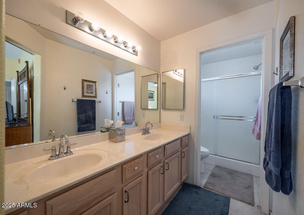 9151 West Greenway Road, Unit 273 Peoria, AZ 85381 - Photo 18 of 24 a bathroom with double vanity and a mirror