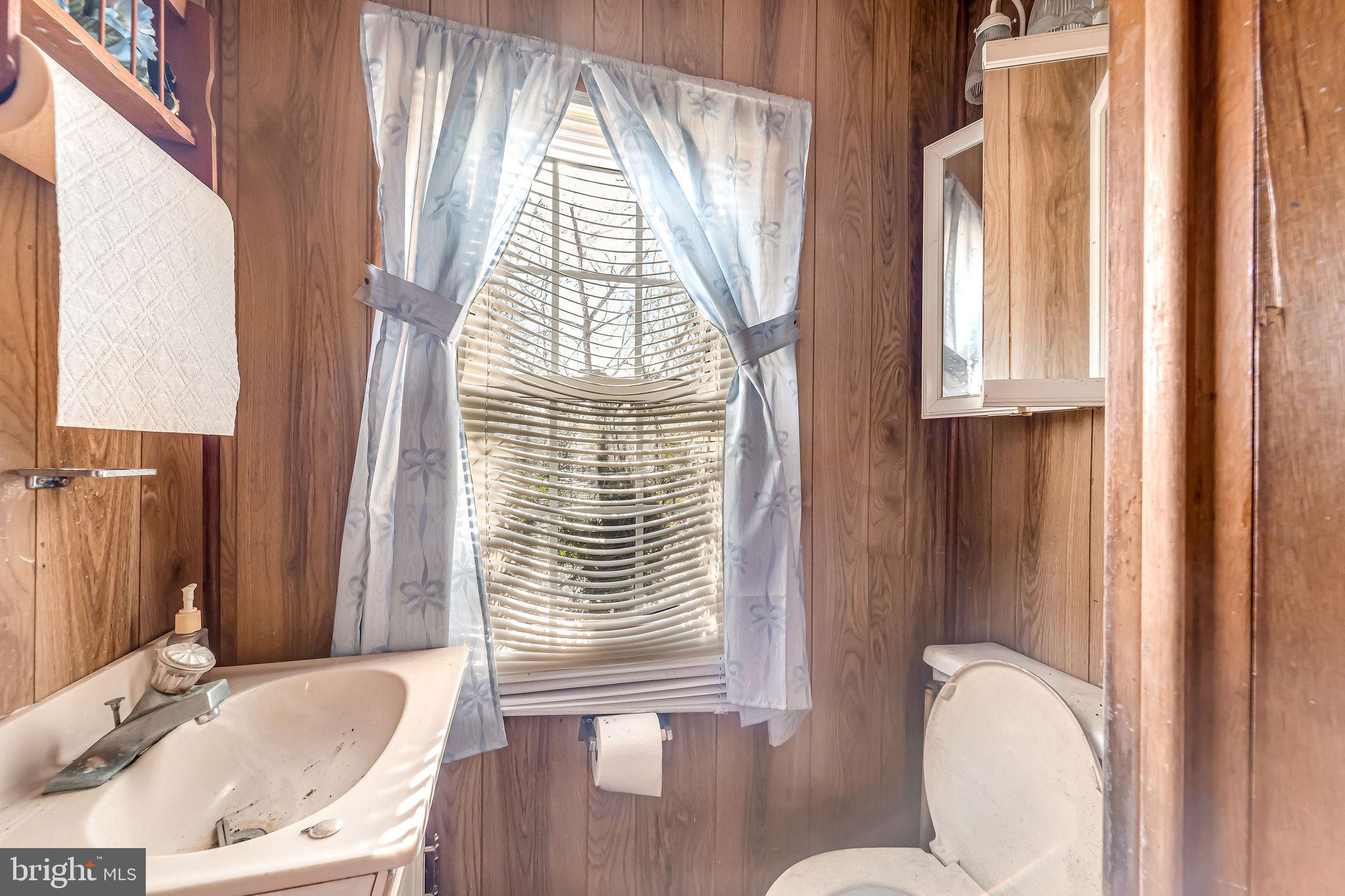 321 Jones Island Road Cedarville, NJ 08311 - Photo 25 of 39 a bathroom with a tub and a window