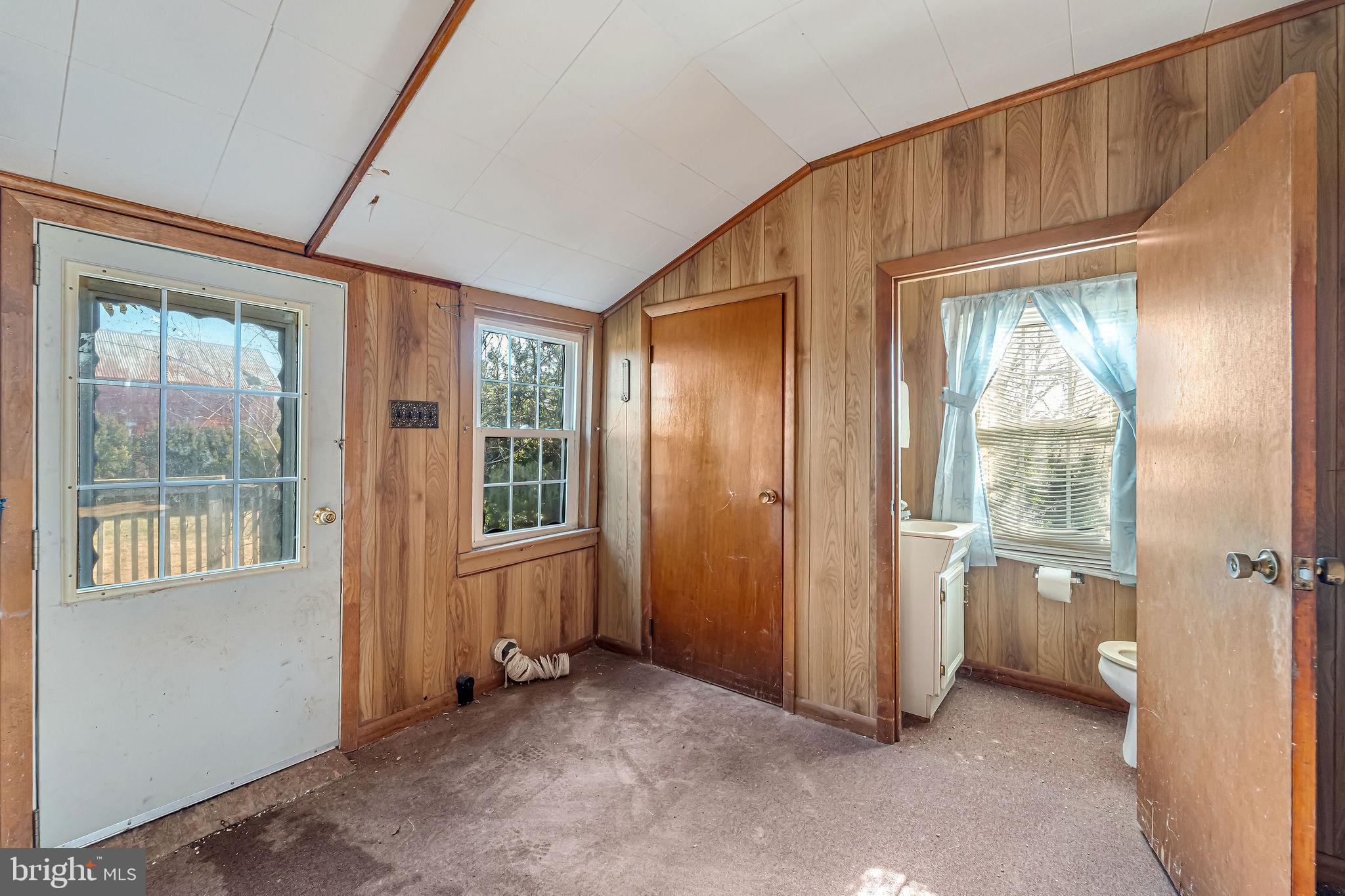 321 Jones Island Road Cedarville, NJ 08311 - Photo 26 of 39 an empty room with windows