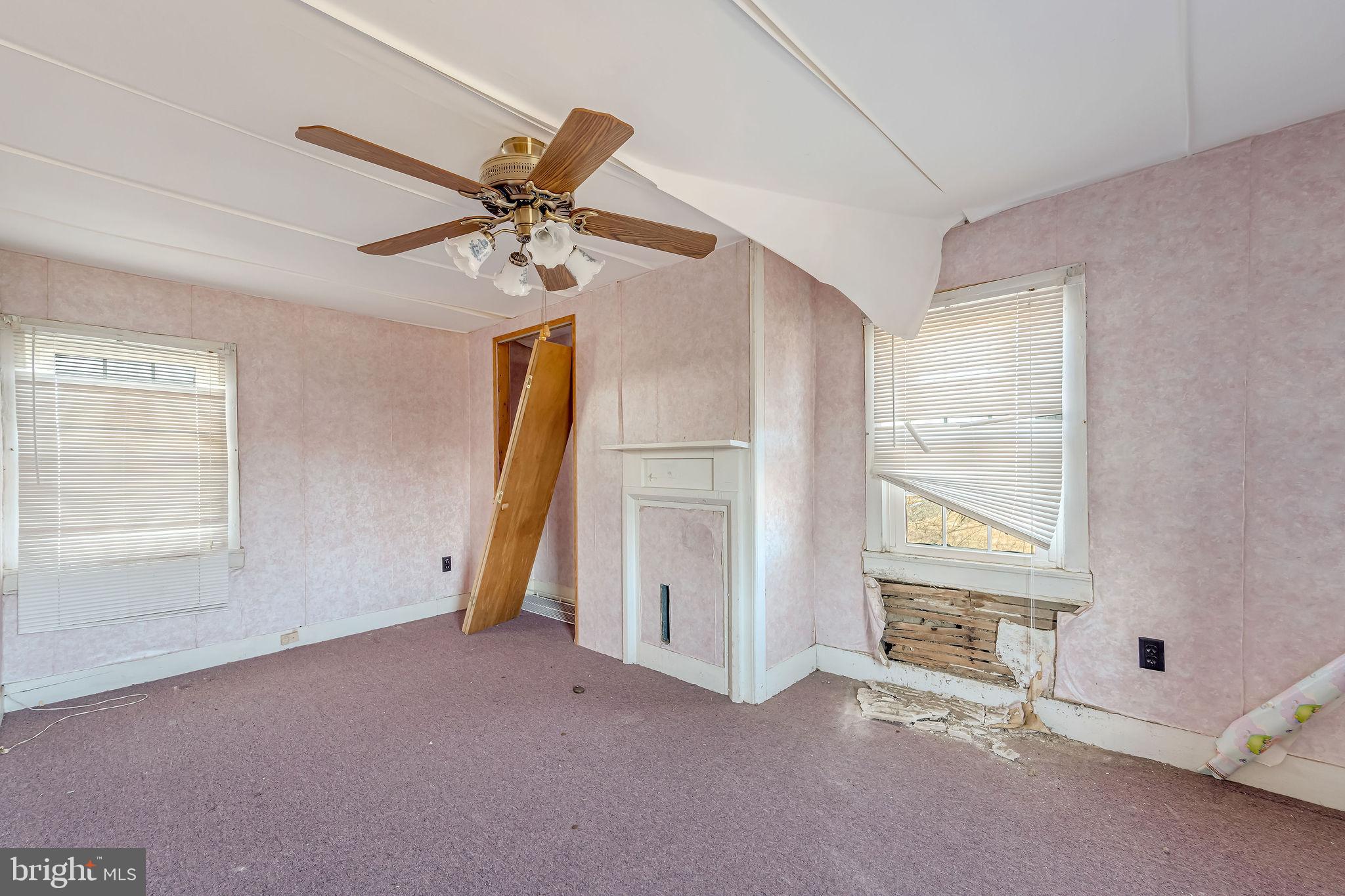 321 Jones Island Road Cedarville, NJ 08311 - Photo 32 of 39 a view of a livingroom with a ceiling fan and window