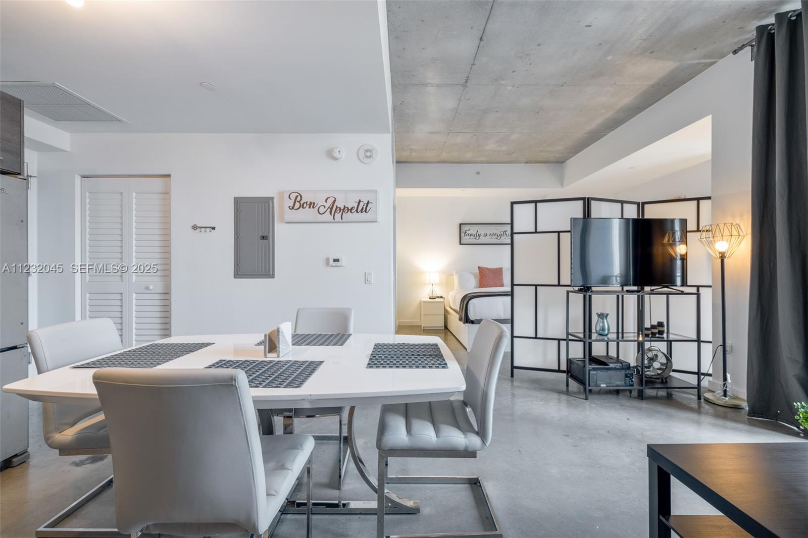 151 Southeast 1st Street, Unit 809 Miami, FL 33131 - Photo 13 of 45