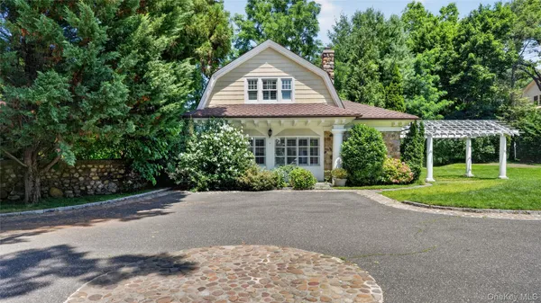 $5,500 | 1058 Plandome Road, Manhasset, NY 11030