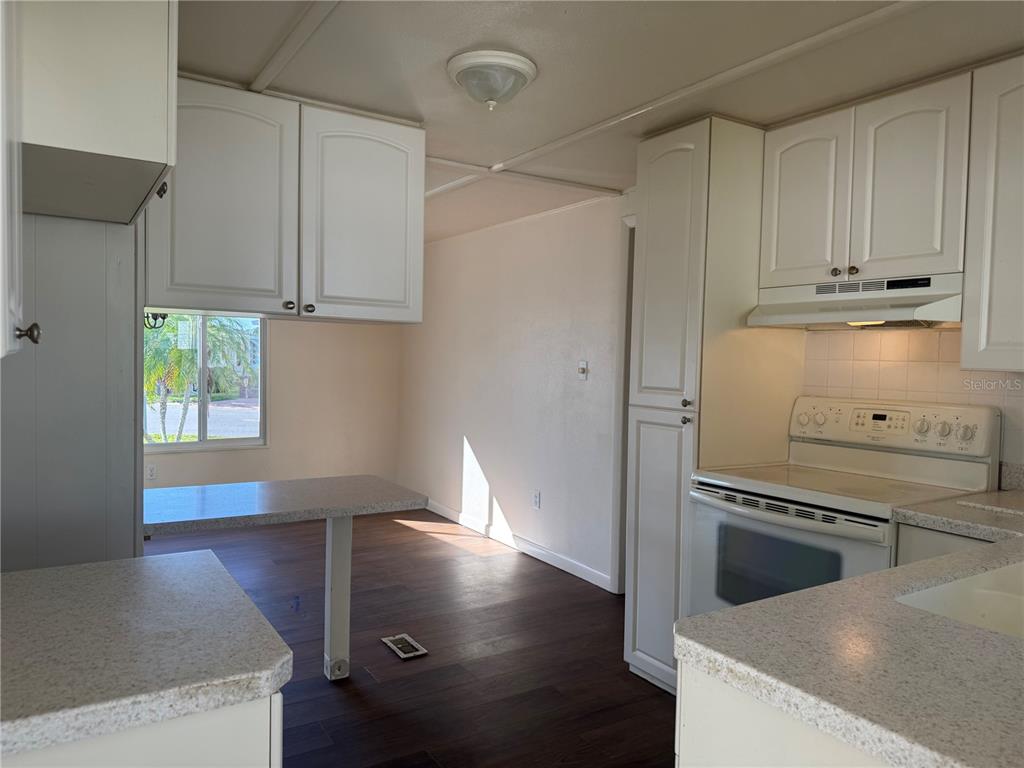61 5th Avenue Venice, FL 34285 - Photo 4 of 35 a kitchen with granite countertop a stove and a refrigerator
