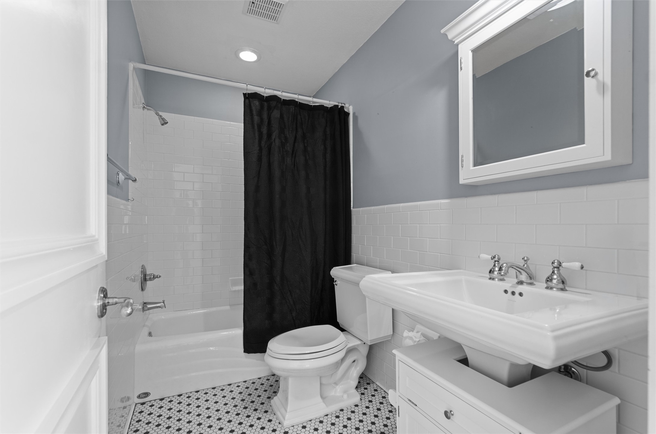 913 South Ridge Road Salado, TX 76571 - Photo 24 of 40 En-suite bath in Bedroom 3 with custom tile