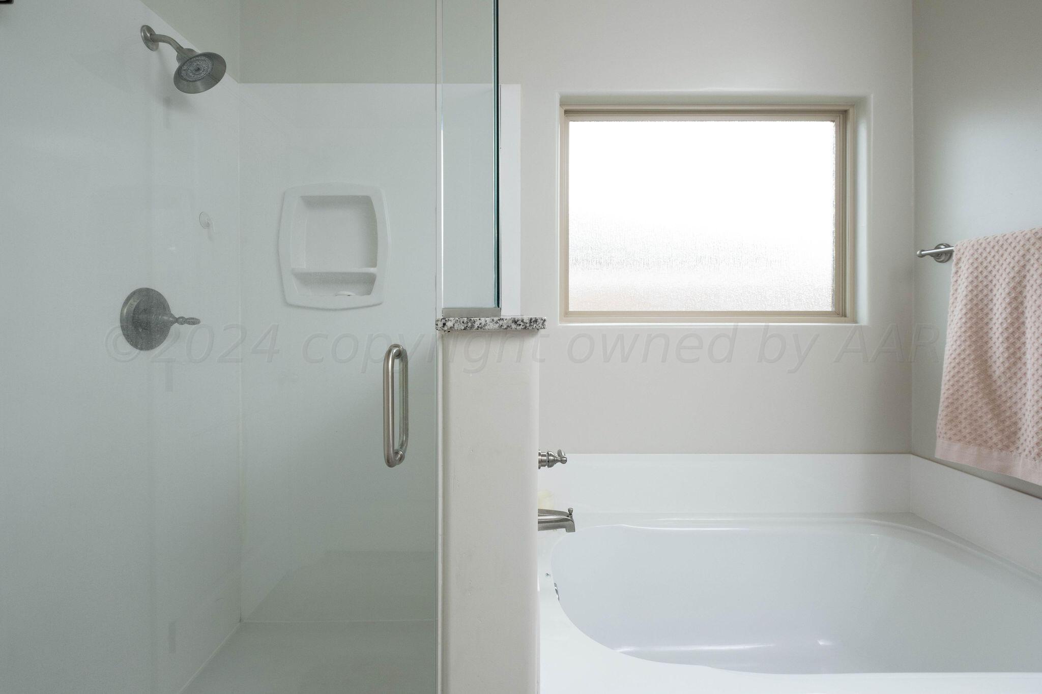 1009 Syrah Boulevard Amarillo, TX 79124 - Photo 21 of 35 a bathroom with a bathtub