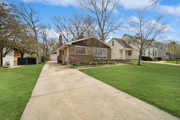 $750,000 | 621 Echo Lane, Glenview, IL 60025